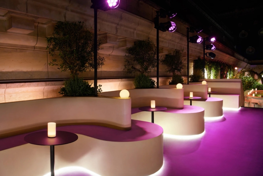 座椅和燈光呼應交錯