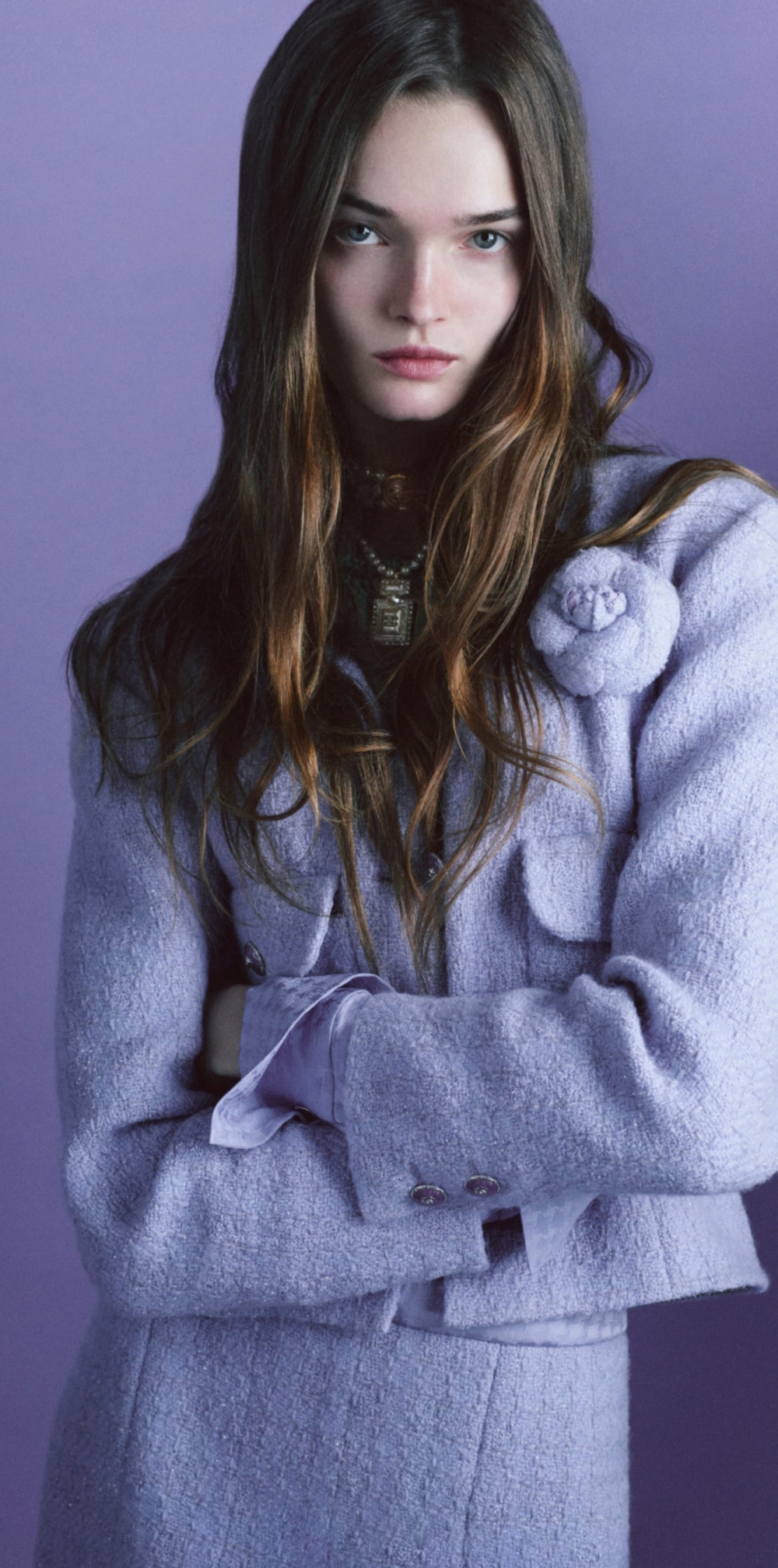 模特兒演繹CAMELLIA紫色。