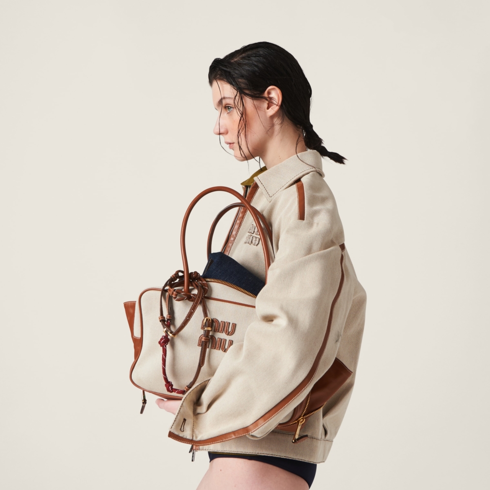 方正外型加上微長肩背提把,很有學院氣息