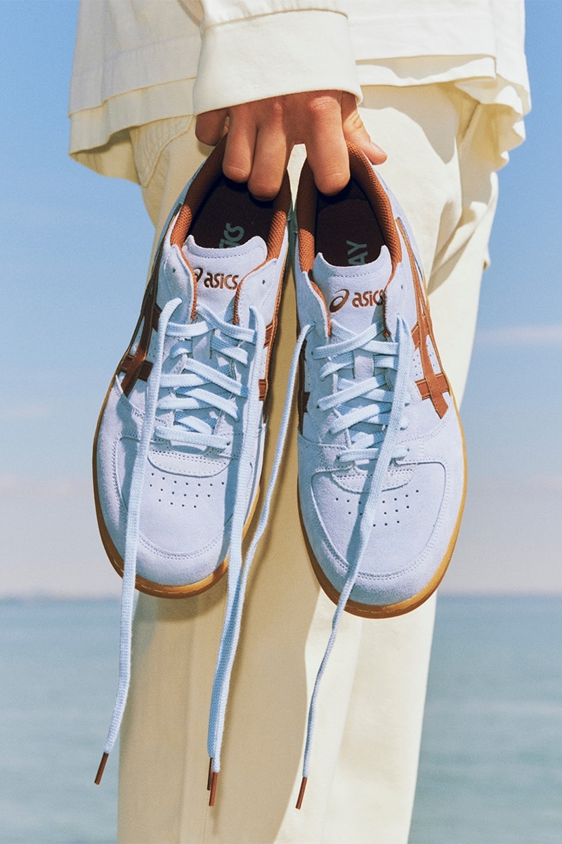 以ASICS於1994年推出的經典鞋款Skyhand OG為原型