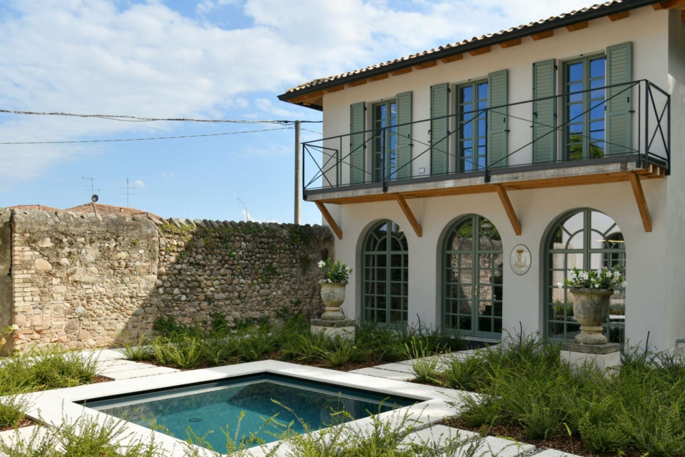 Villa Leandra共有兩層樓,屋前有游泳池