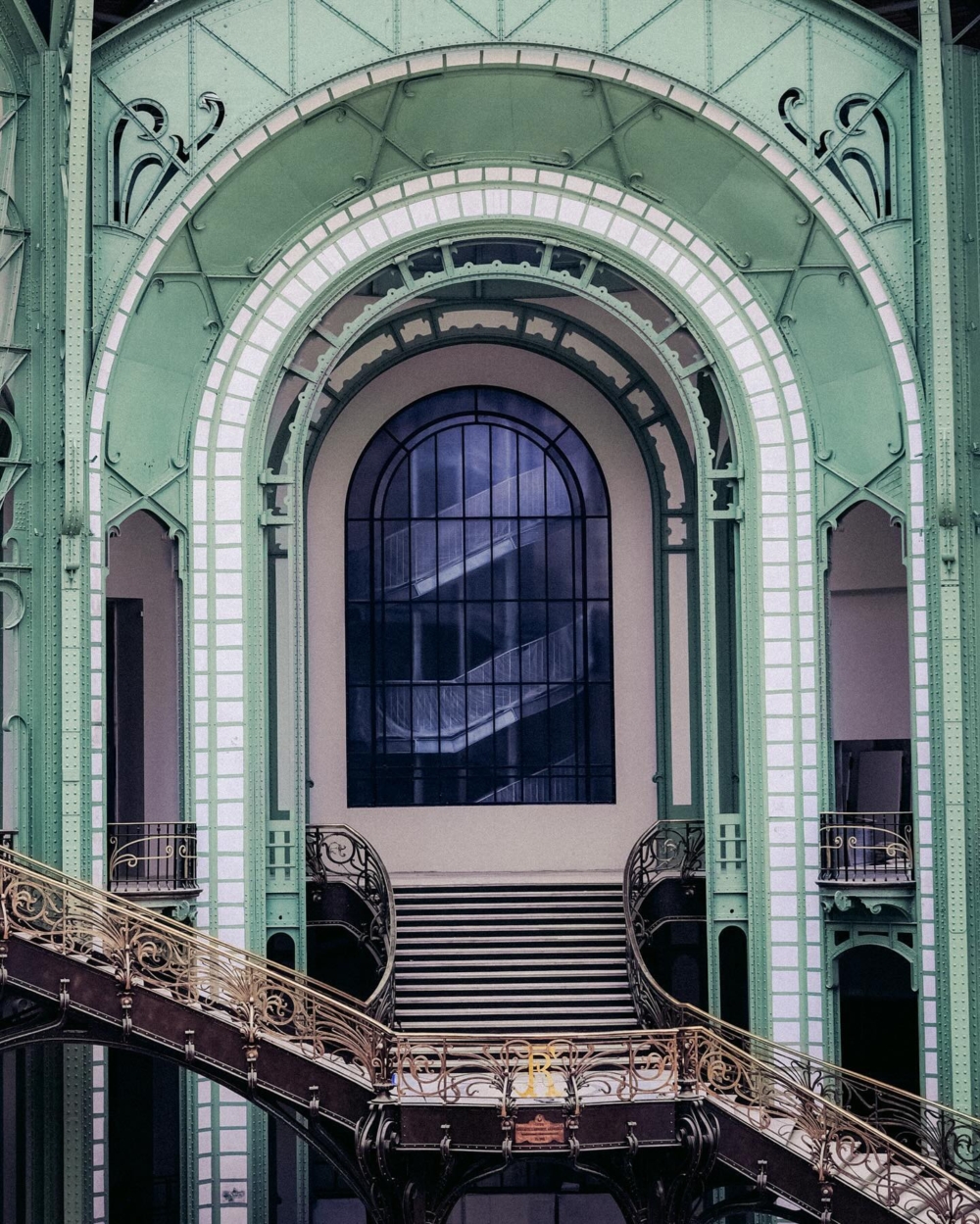 外觀採用法國經典歷史建築的風格，內部延續艾菲爾鐵塔風格