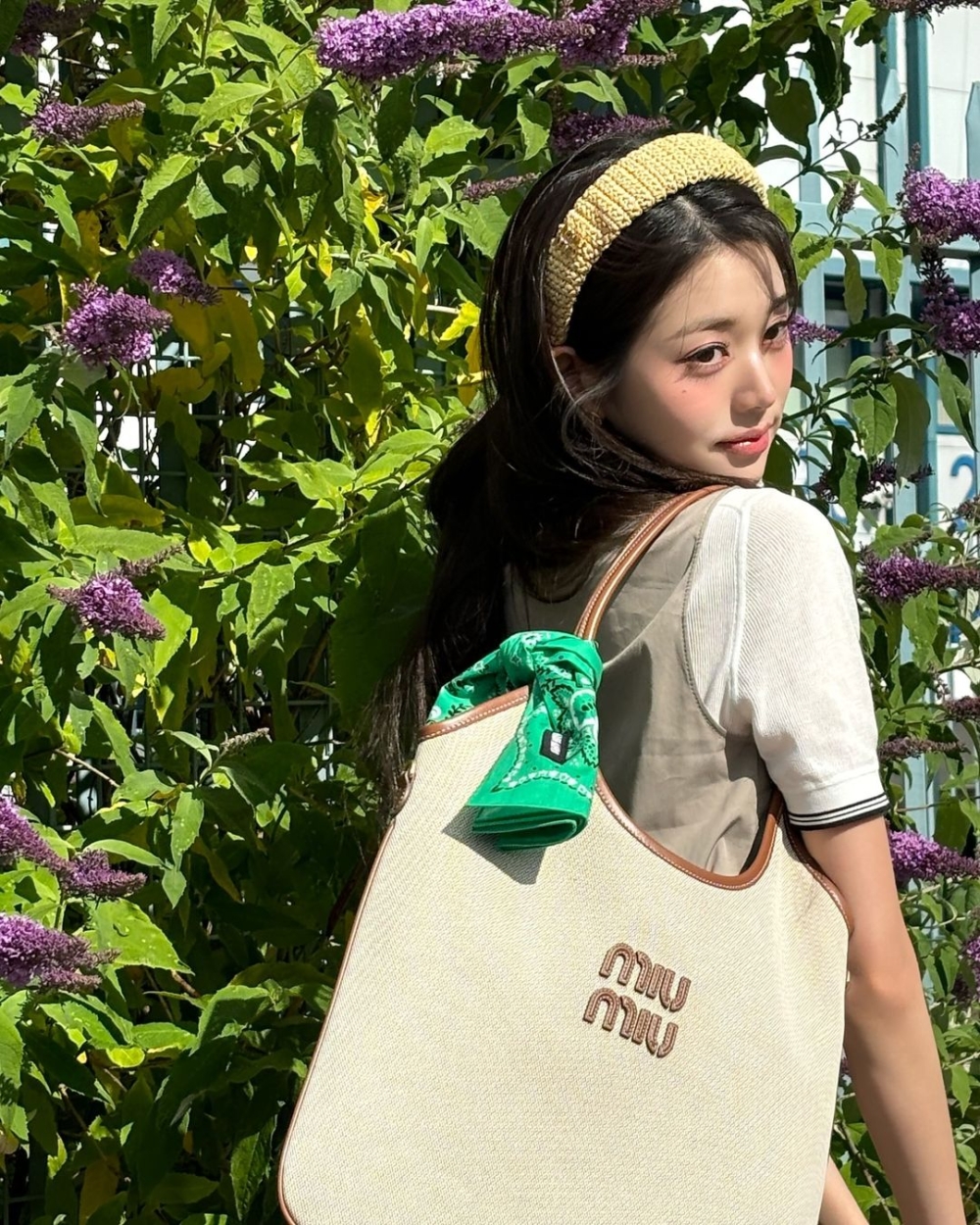 Miu Miu品牌大使張員瑛近日上身新款IVY帆布包