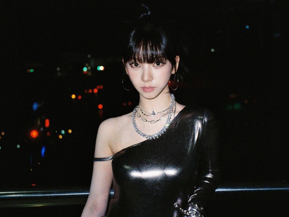 金屬色的緊身皮衣把Y3K拿捏得很好