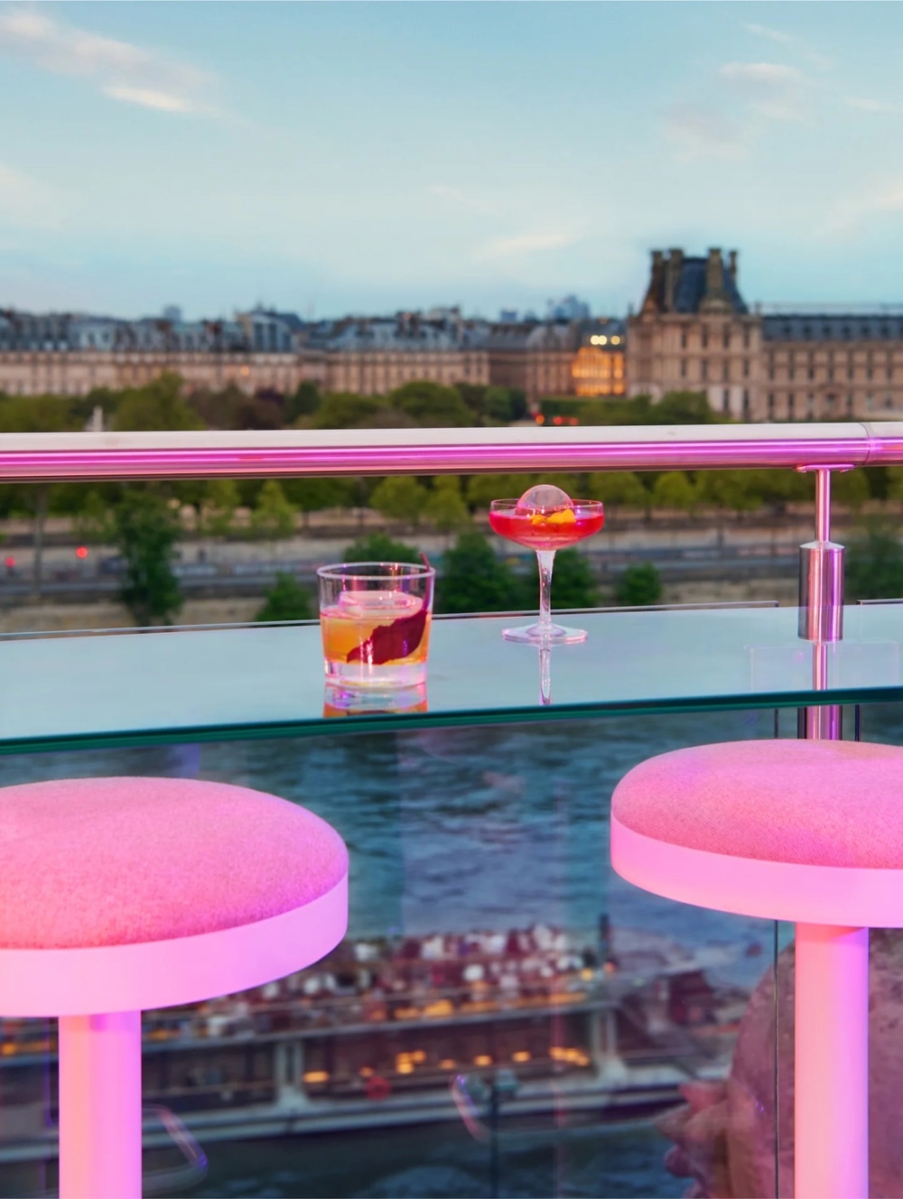 在塞納河畔品嚐美酒