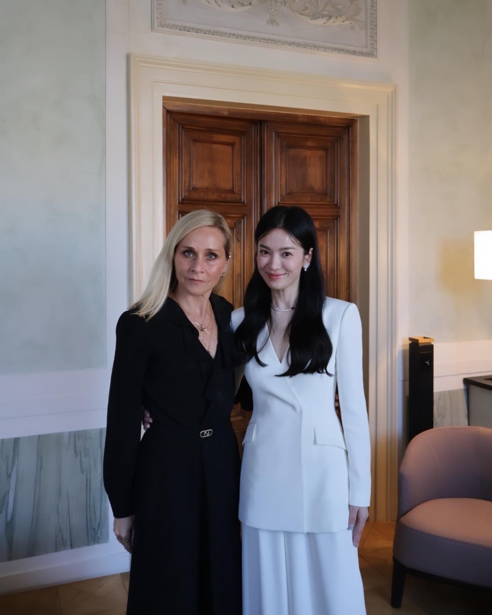 宋慧喬身穿一件白色V領套裝