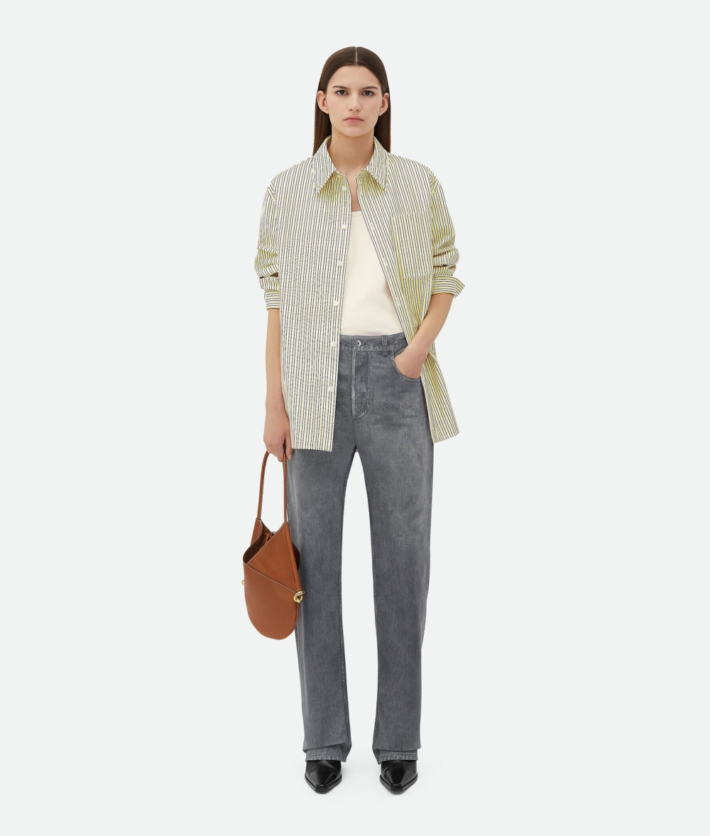 模特兒詮釋Small Solstice棕色。