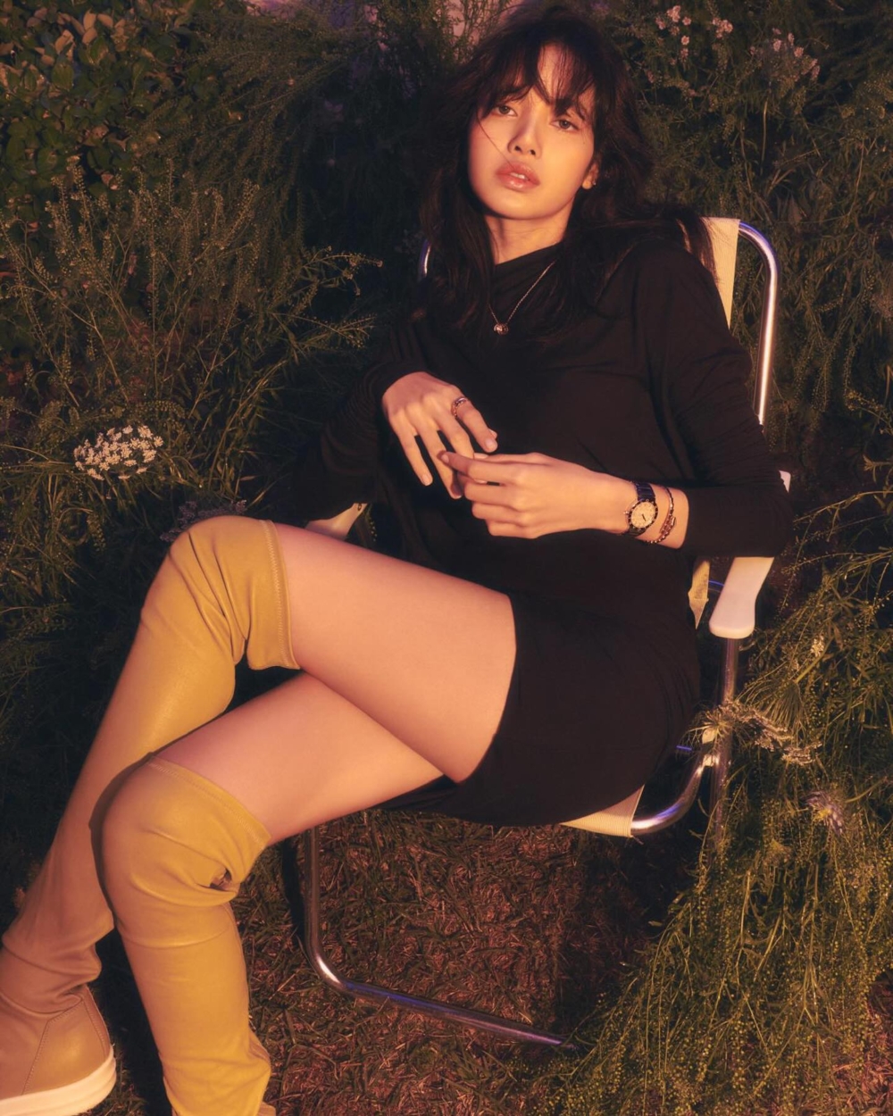 Tank Air黑色長袖短裙，並穿上Rick Owens的褐色長靴