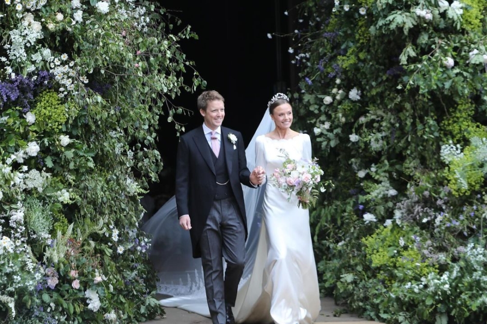 Olivia在婚禮當天身穿的禮服看似簡單,卻處處充滿巧思