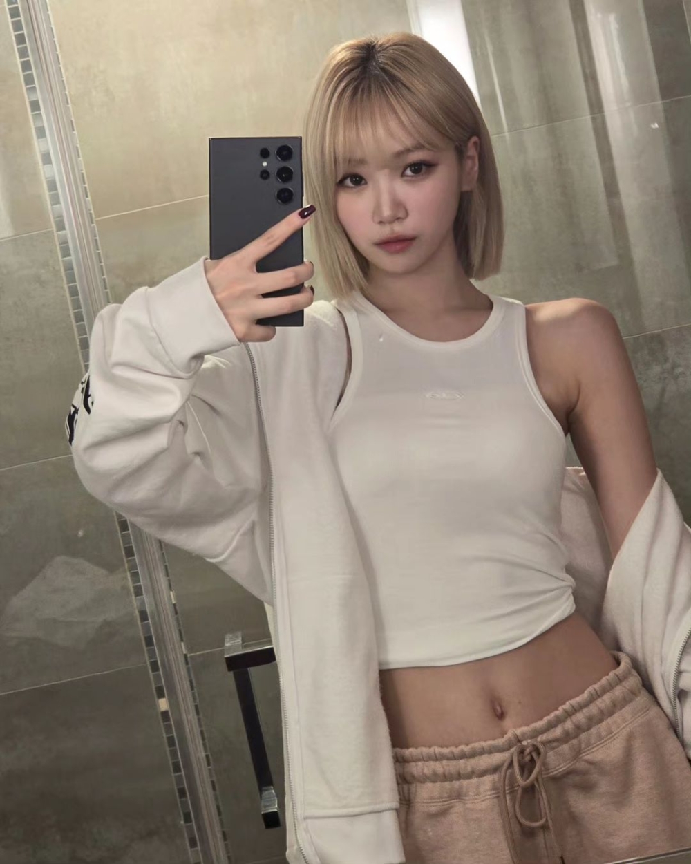 金采源搭配休閒運動褲