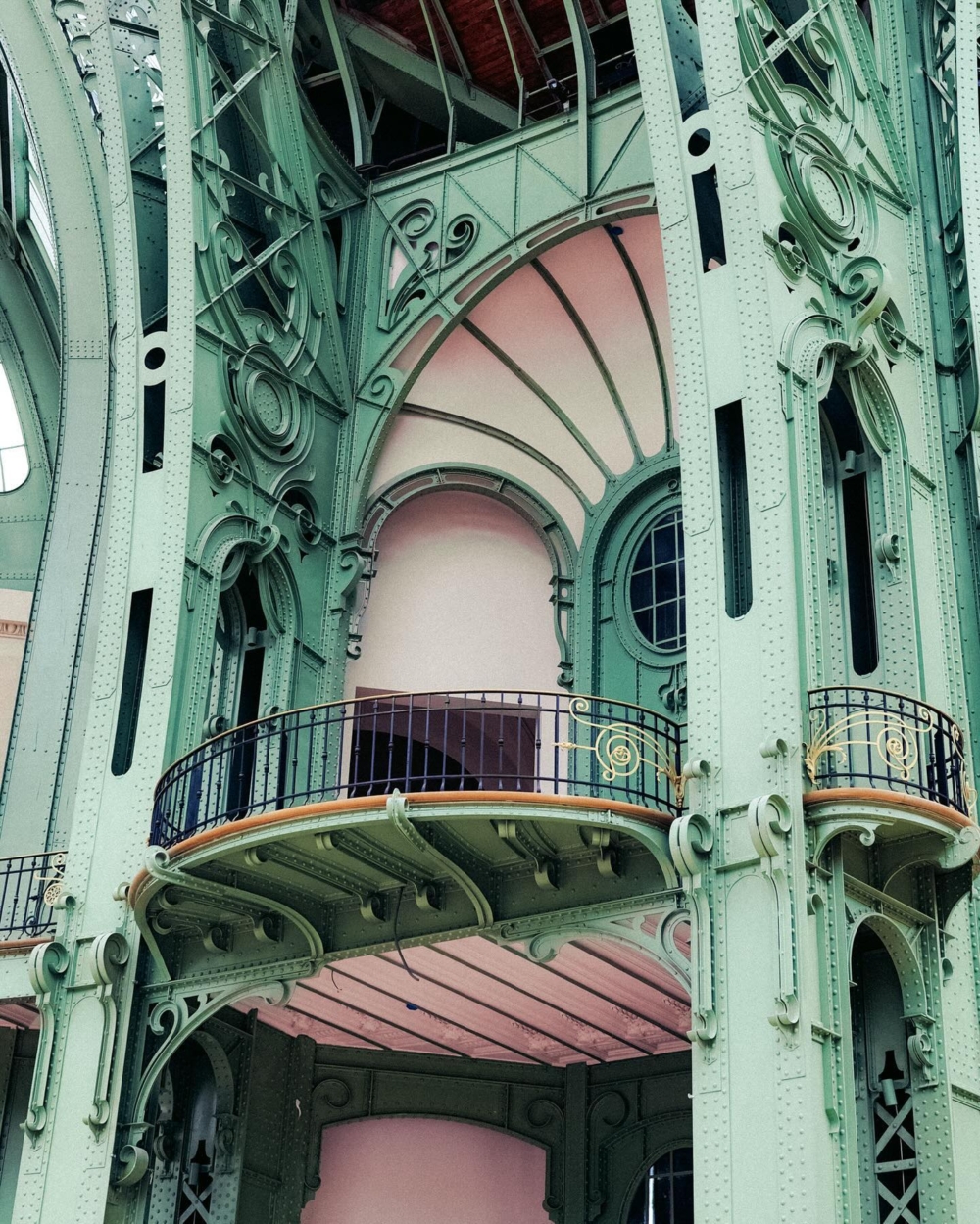 使用了超過6000噸鋼材整體結構的總重甚至超越了艾菲爾鐵塔