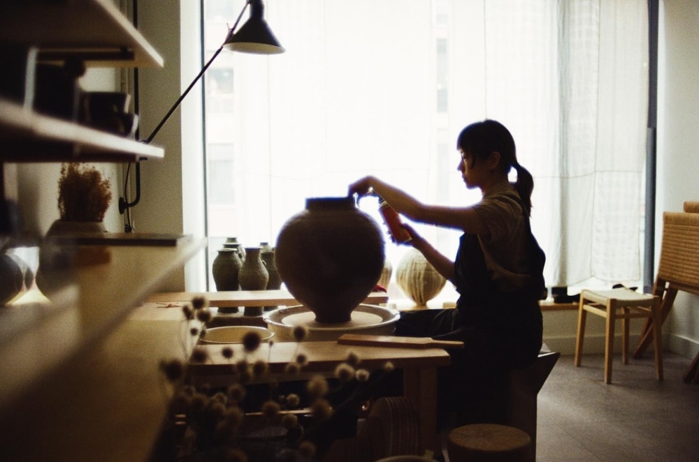 林嘉欣在陶土上展現了自然、不對稱的美