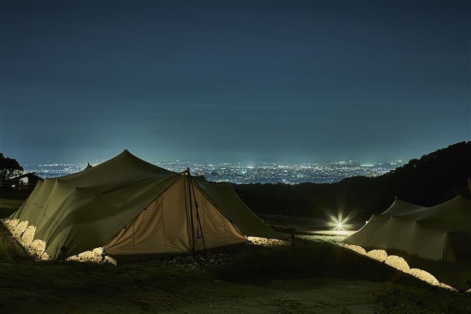 帳篷有如洞穴一般被包圍的安全感，拉開窗簾就能感受大自然