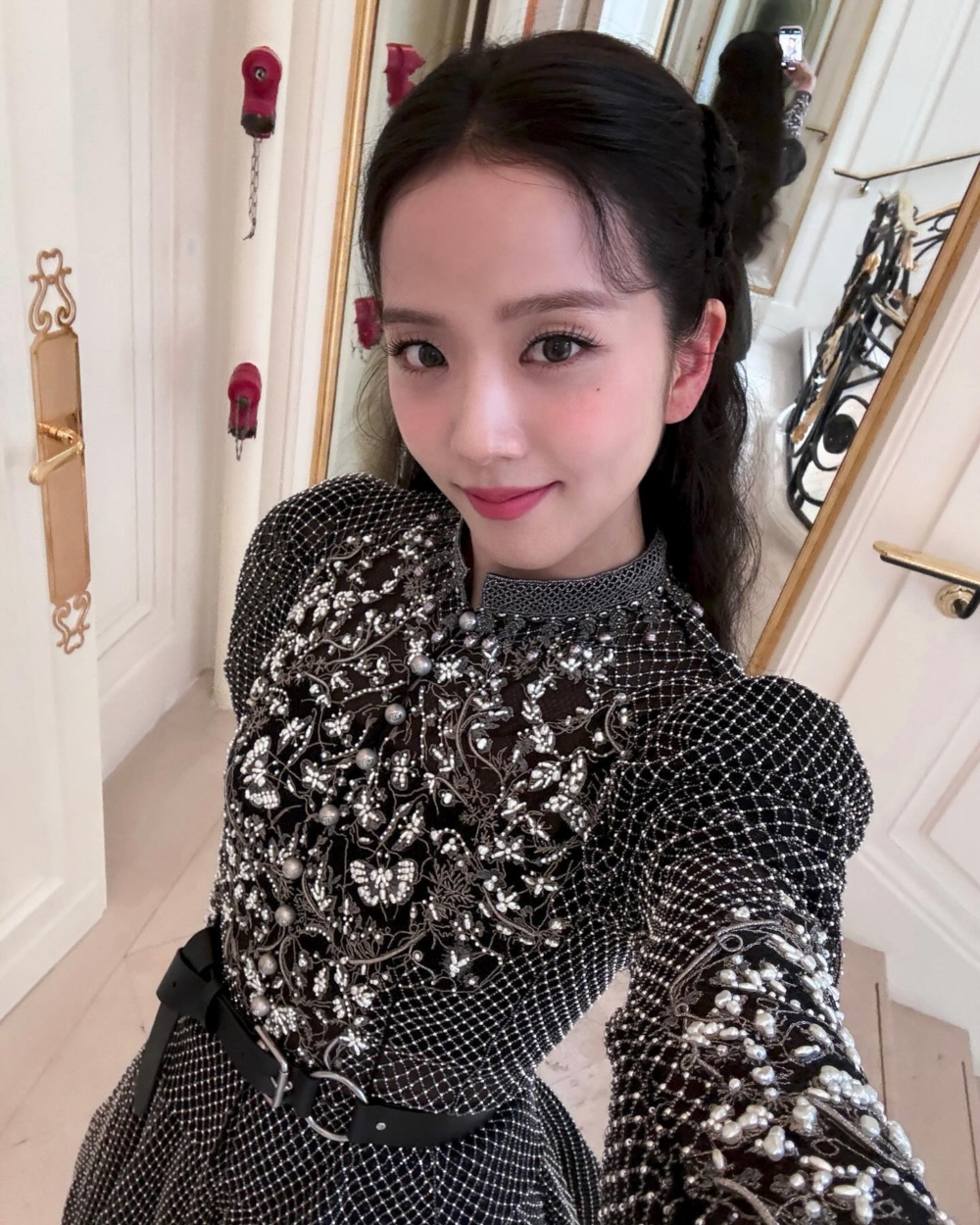 Jisoo在Dior 2024-2025 秋冬高定秀場上綁上精緻的玫瑰辮子