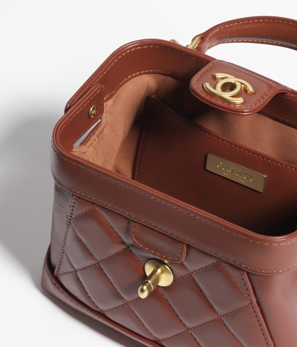 還是能容納卡夾、鑰匙、手機等物品