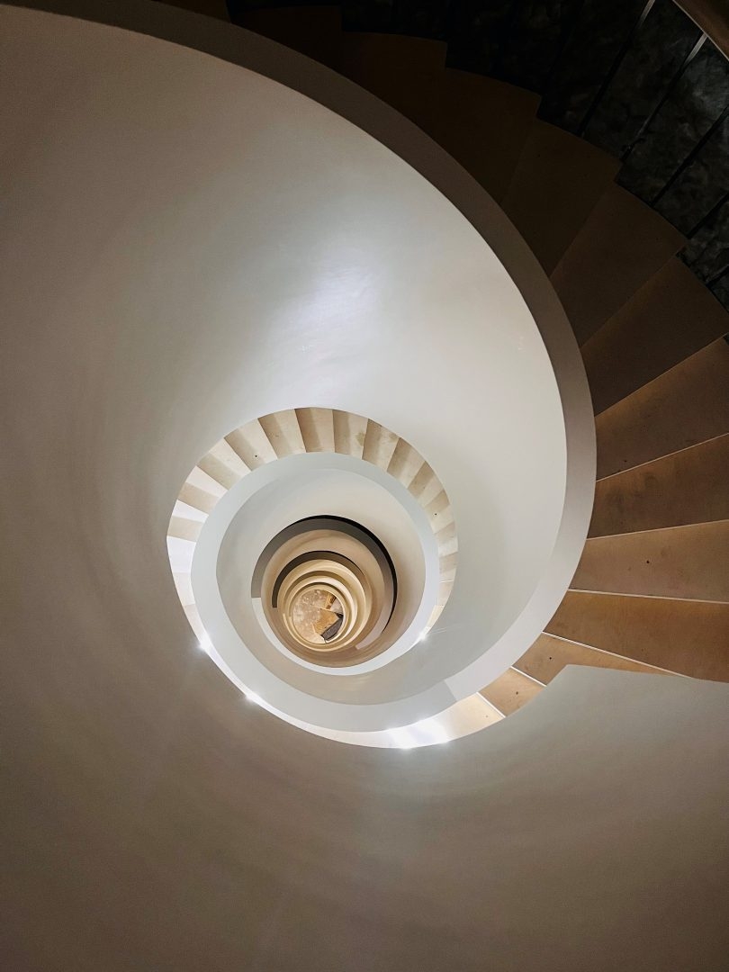 透過結構分割成為螺旋狀的階梯聯通各處空間