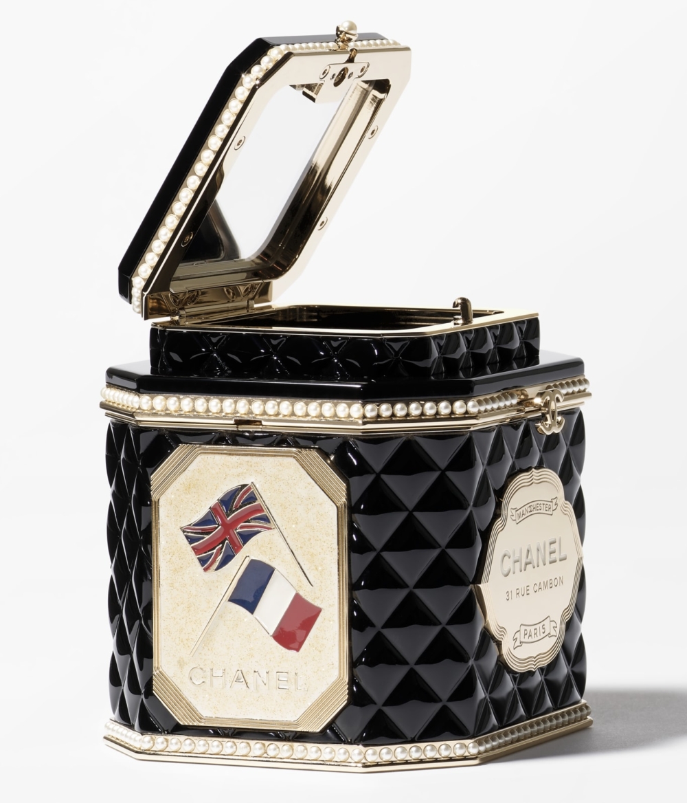 盒子打開後附帶有鏡子可作為化妝鏡使用