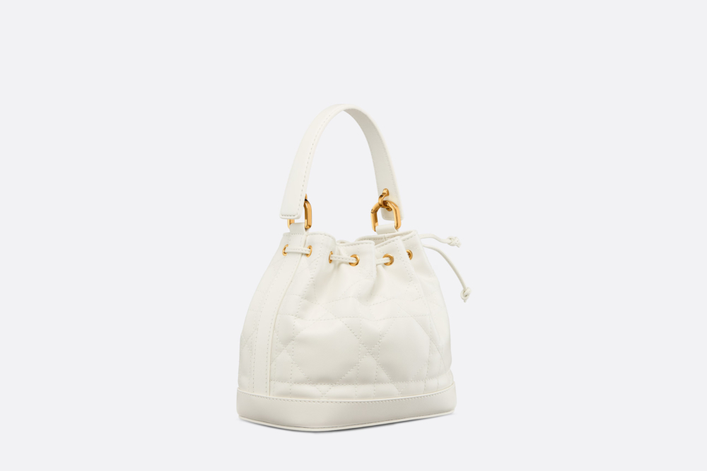 小牛皮上點綴Macrocannage大籐格紋縫線。