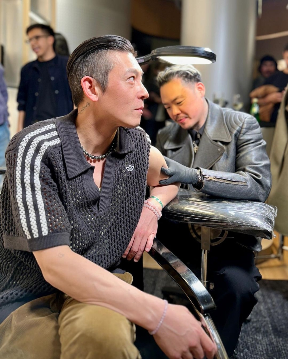 陳冠希曾上身黑色款的網格Polo衫