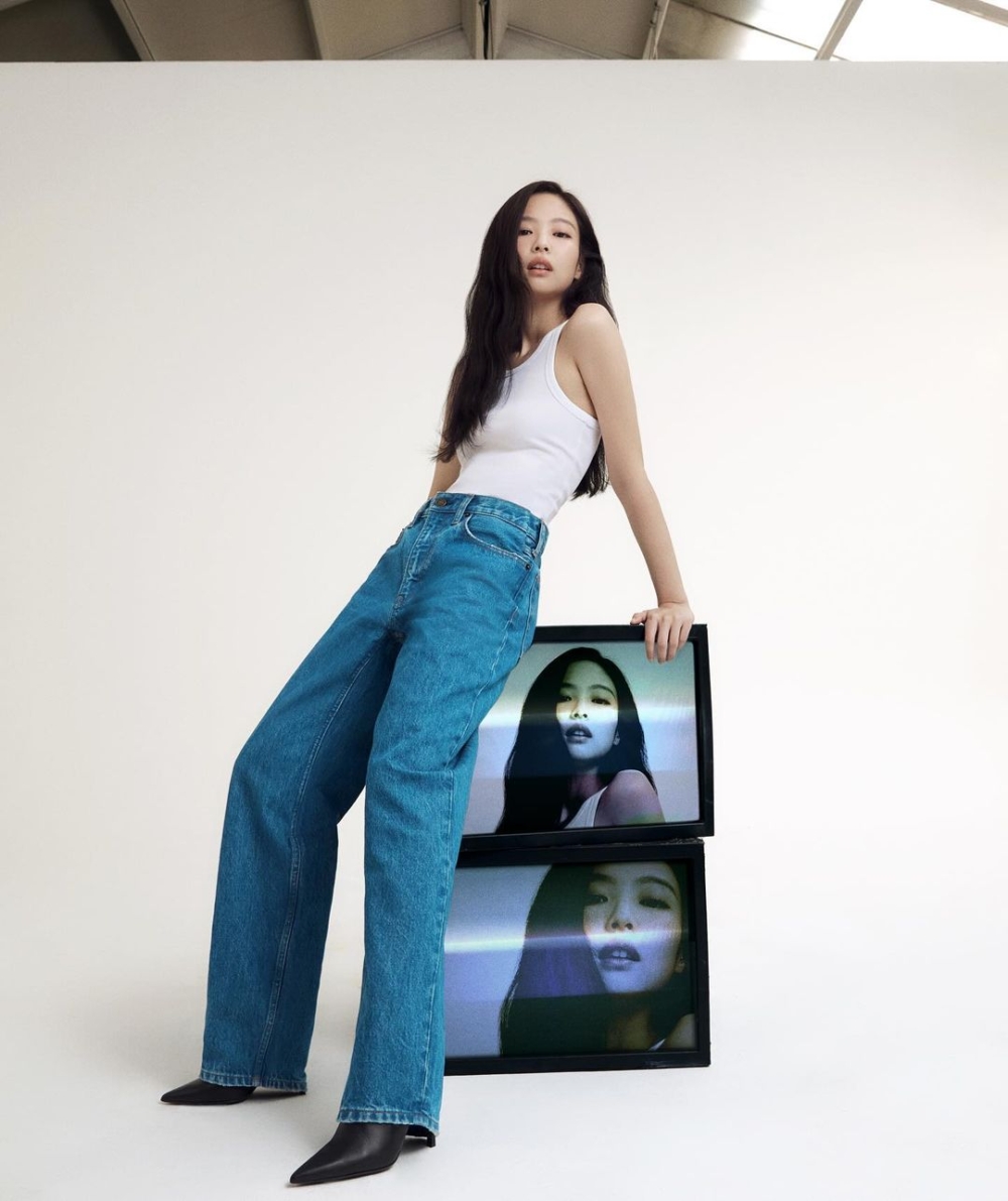 Jennie以Calvin Klein的背心搭配復古直筒牛仔褲