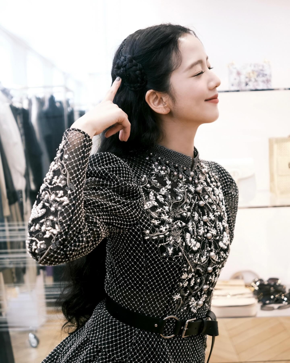 Jisoo在Dior 2024-2025 秋冬高定秀場上綁上精緻的玫瑰辮子