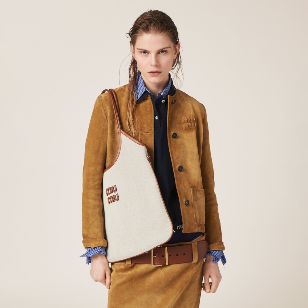 IVY canvas bag可以裝下筆電、文件等