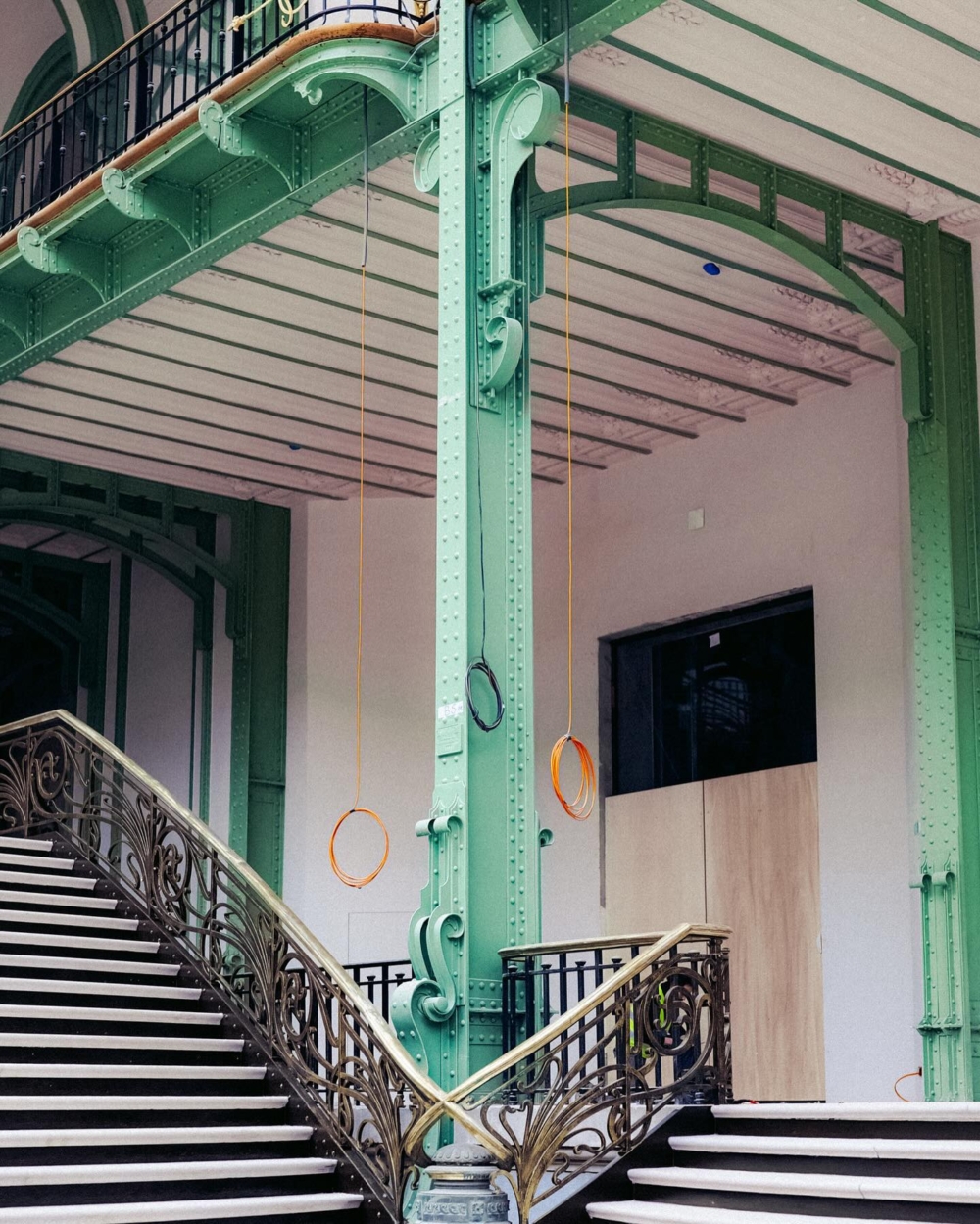 外觀採用法國經典歷史建築的風格，內部延續艾菲爾鐵塔風格