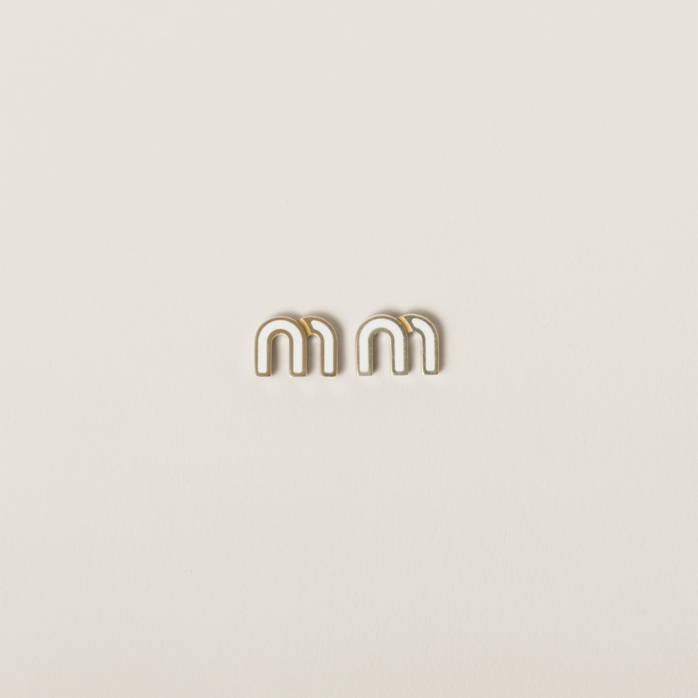 飾以代表Miu Miu的搪瓷金屬「M」字。