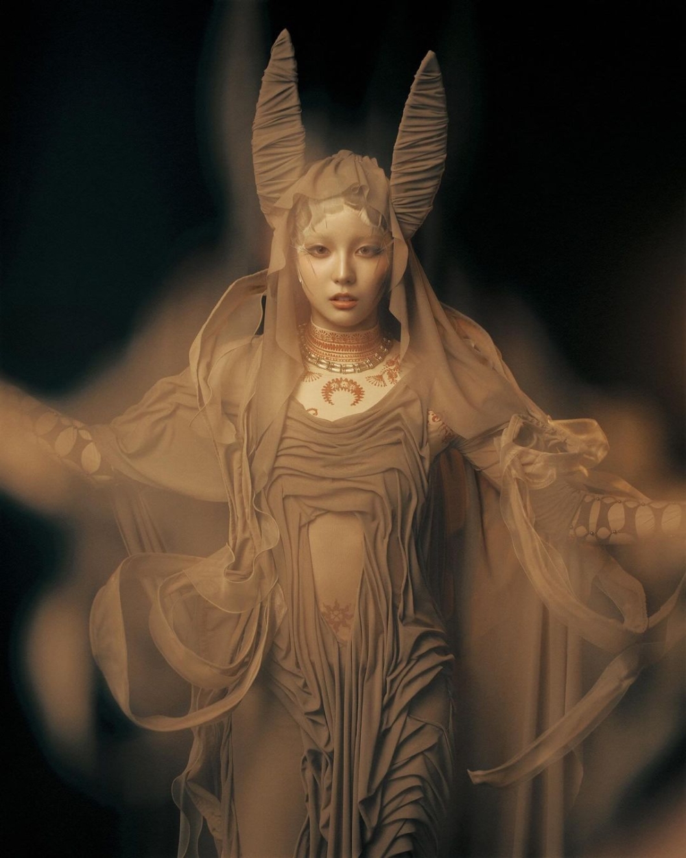 使用黯淡的灰棕色、黑灰色呈現一種荒涼又沉重的氣氛