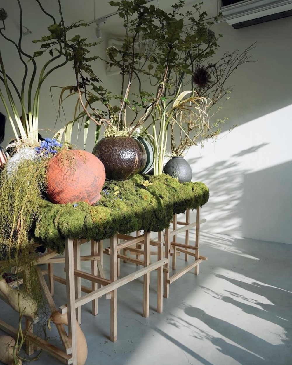 林嘉欣和花藝師廖浩哲合作，在展區加入綠植，展現森林氣息