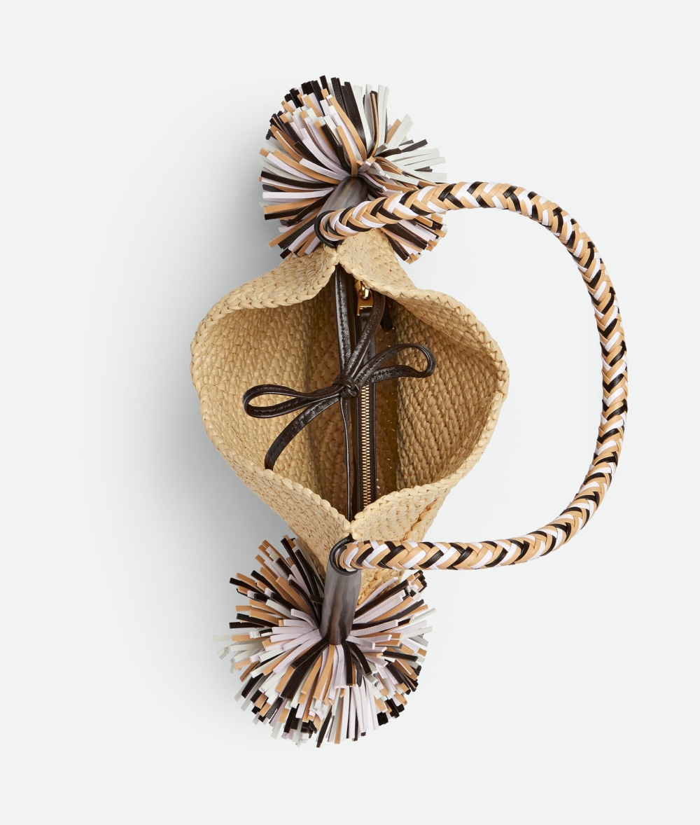 飾有皮革流蘇絨球和彩色同軸處理。