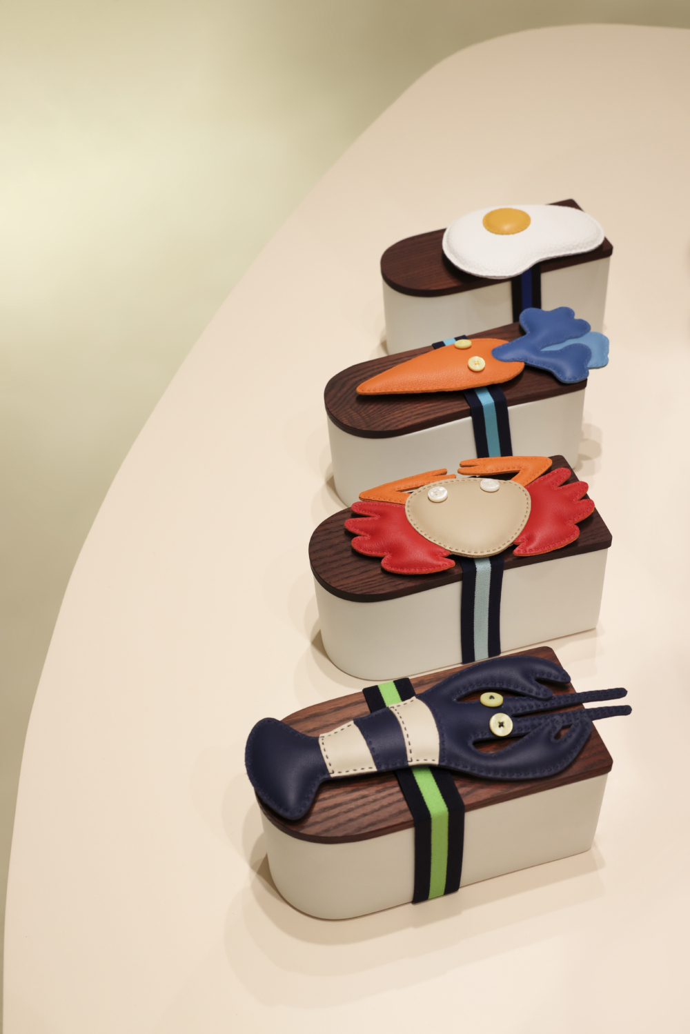 便當盒上使用皮革做成的荷包蛋束帶又充滿童趣