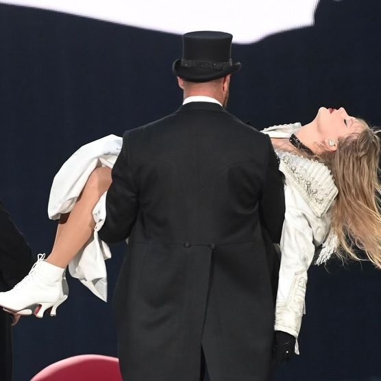 Taylor Swift男友不但「新娘抱」還現場幫補妝