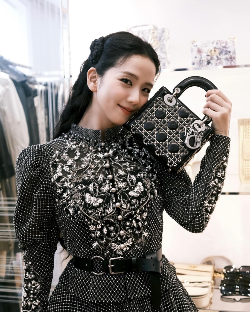 Jisoo在Dior 2024-2025 秋冬高定秀場上綁上精緻的玫瑰辮子