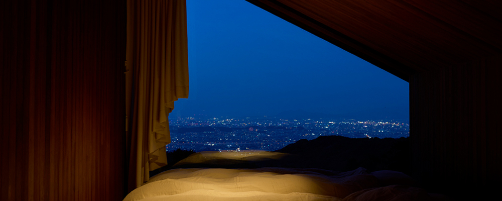 半木造的小木屋旁邊就是一望無際的福岡市夜景