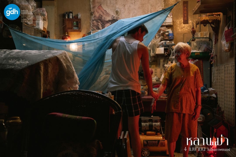 飾演婆婆的Taew Usa不是專業演員，而是製作團隊找來的素人