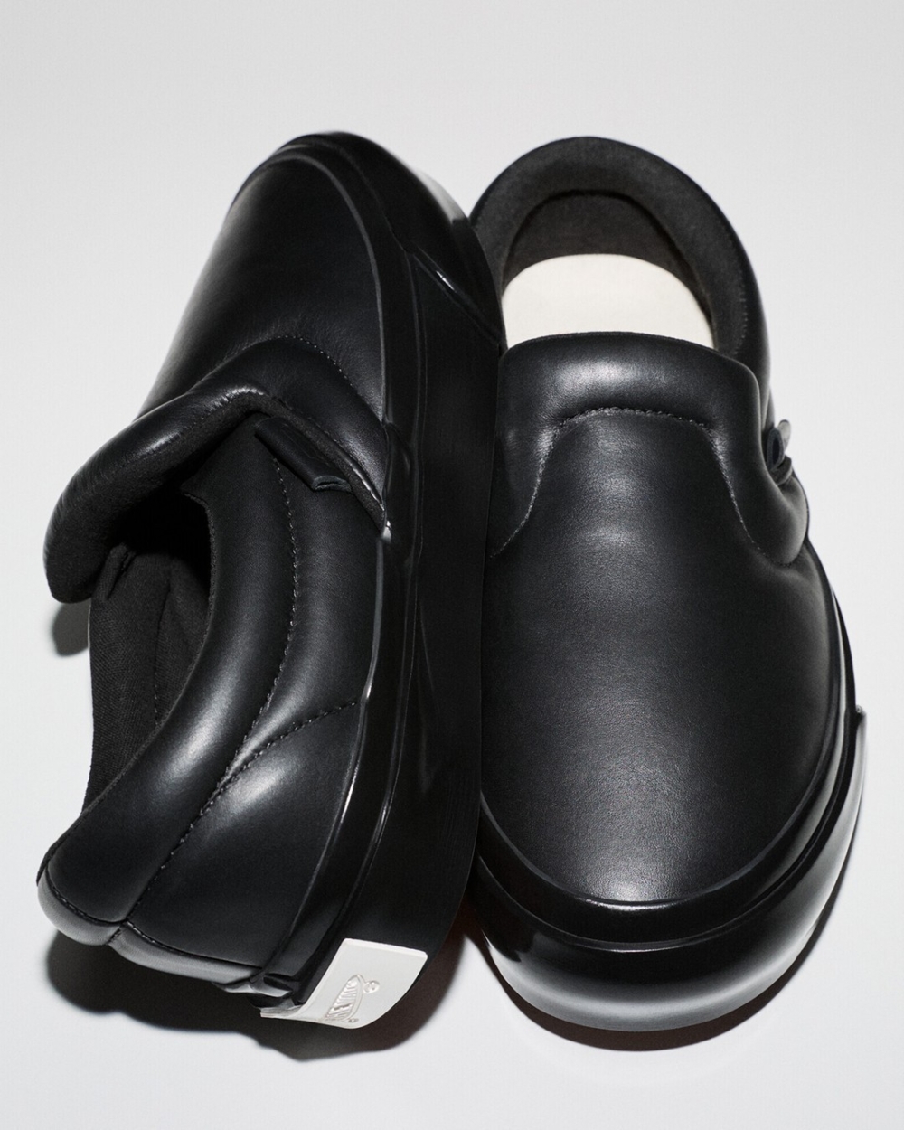 這樣的設計選擇不僅迎合了當下超大鞋款的潮流，也增加了整體的舒適度