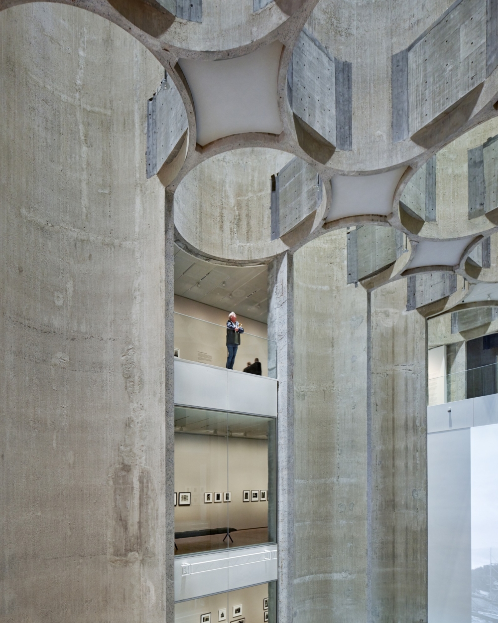 負責改造的設計團隊保留了原始的建築外觀，重新規劃混凝土圓筒內部空間