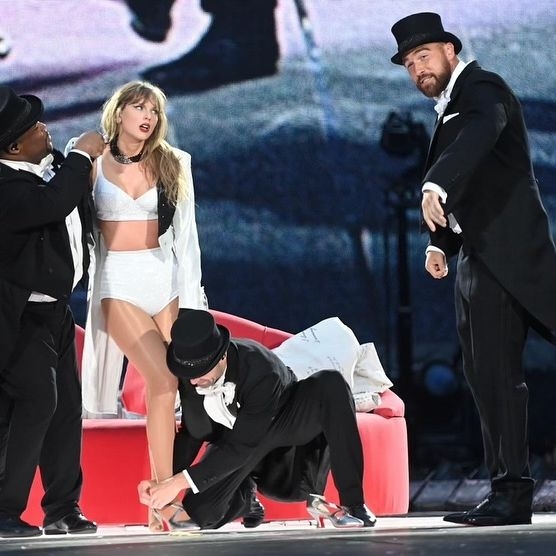 Taylor Swift男友不但「新娘抱」還現場幫補妝