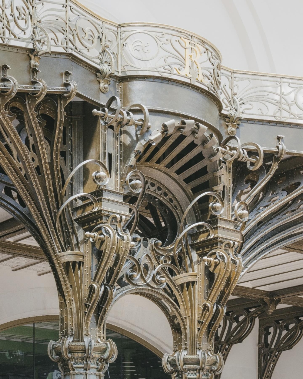 內部延續艾菲爾鐵塔風格