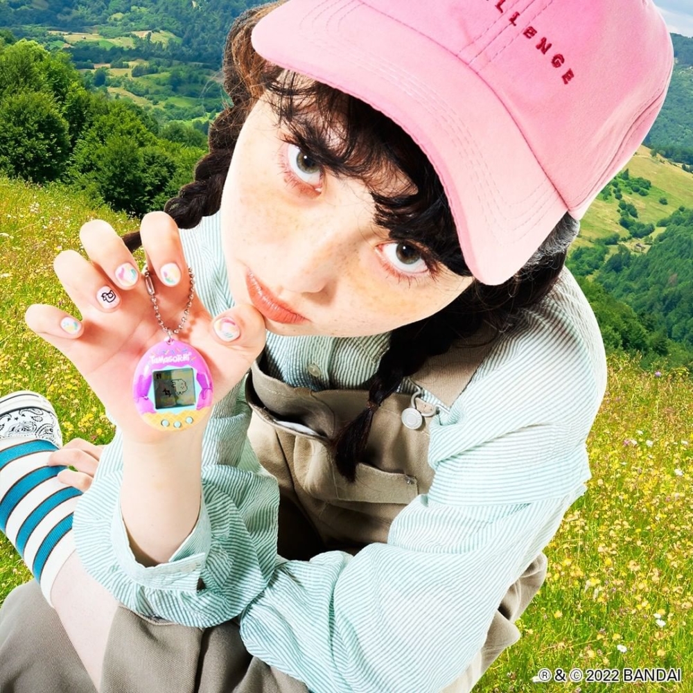 「BANDAI」推出的掌上電子寵物「たまごっち（Tamagotchi）」