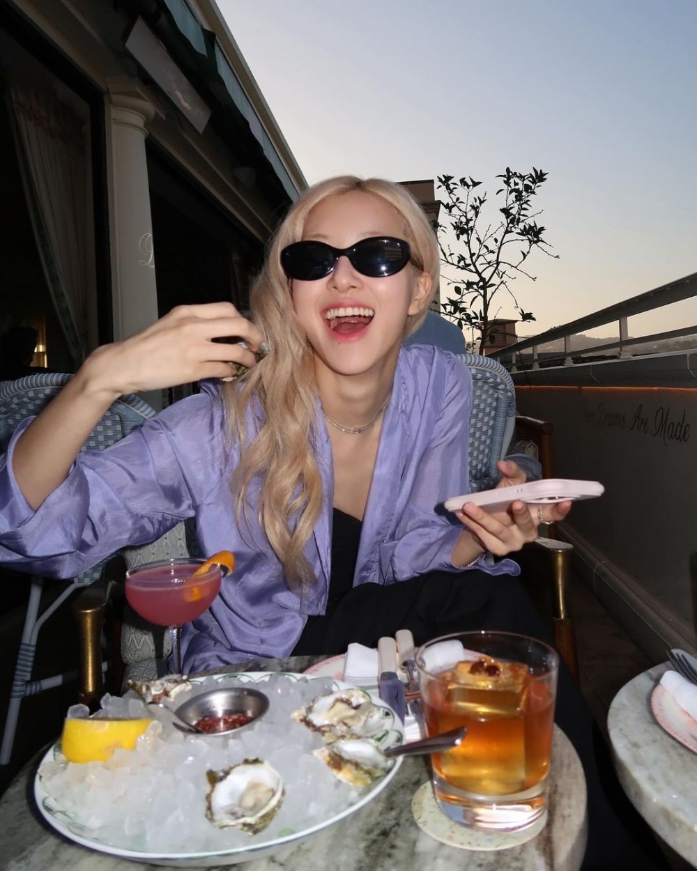 Rosé也曾配戴KHAITE和Oliver Peoples聯名墨鏡