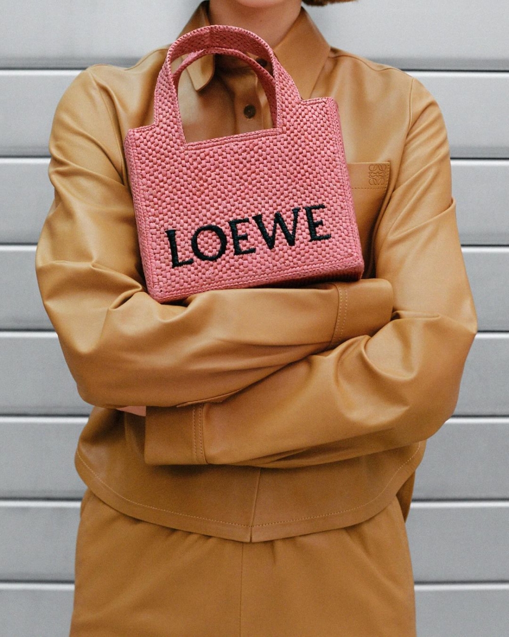 LOEWE的Paula's Ibiza系列編織托特包