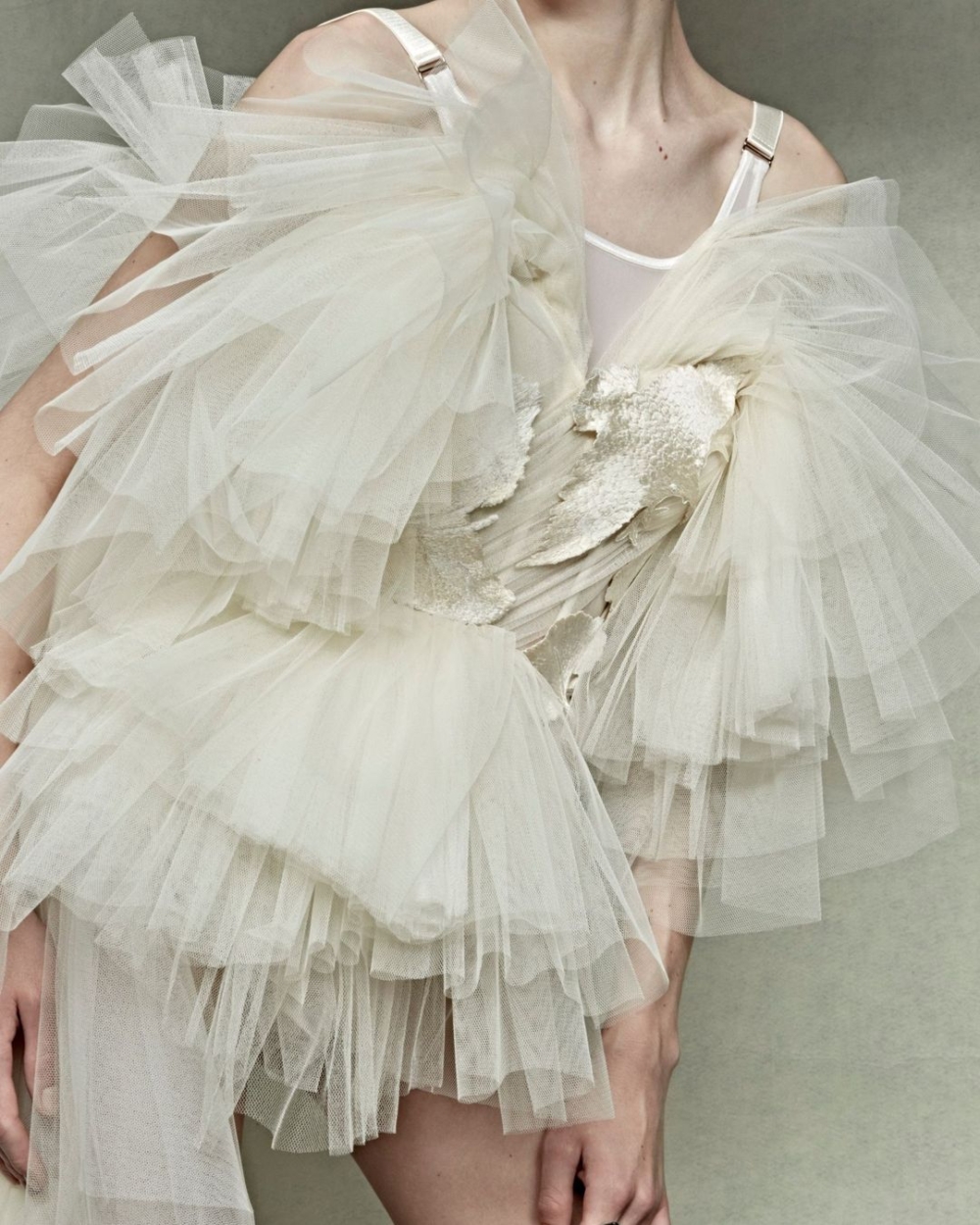 沿襲著McQueen的暗黑、前衛精神，加入自己的設計靈感，繼續帶領品牌走向巔峰