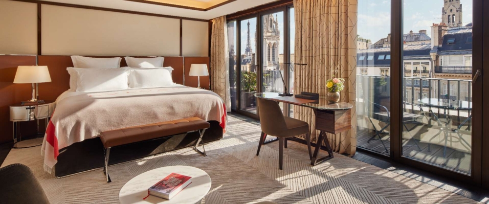 大面積的落地窗讓你一睜開眼就能看到巴黎的美好早晨