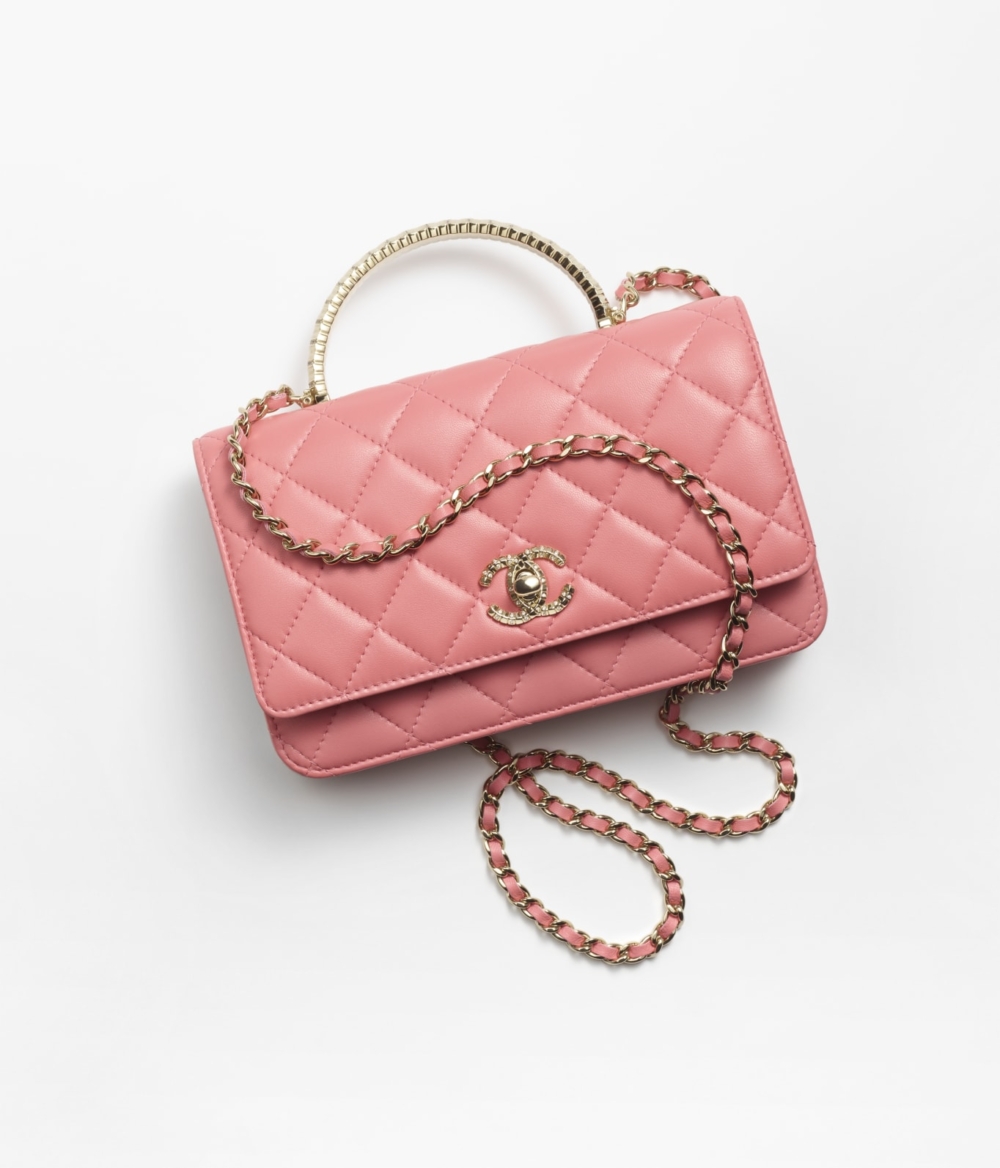 WALLET ON CHAIN手袋以小羊皮、水鑽與金色金屬打造而成。