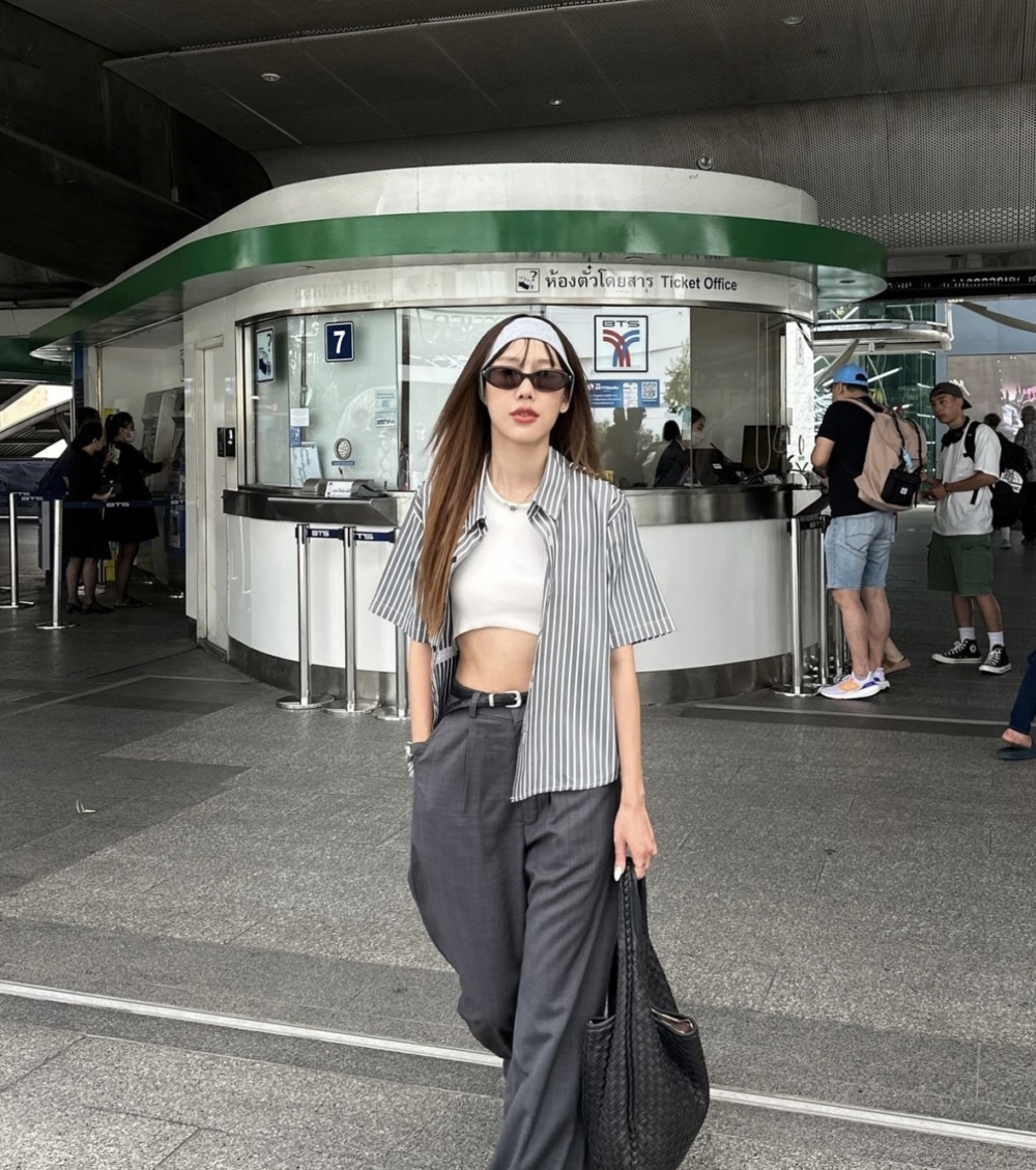 視覺上看起來中性時髦同時又不失甜美感。