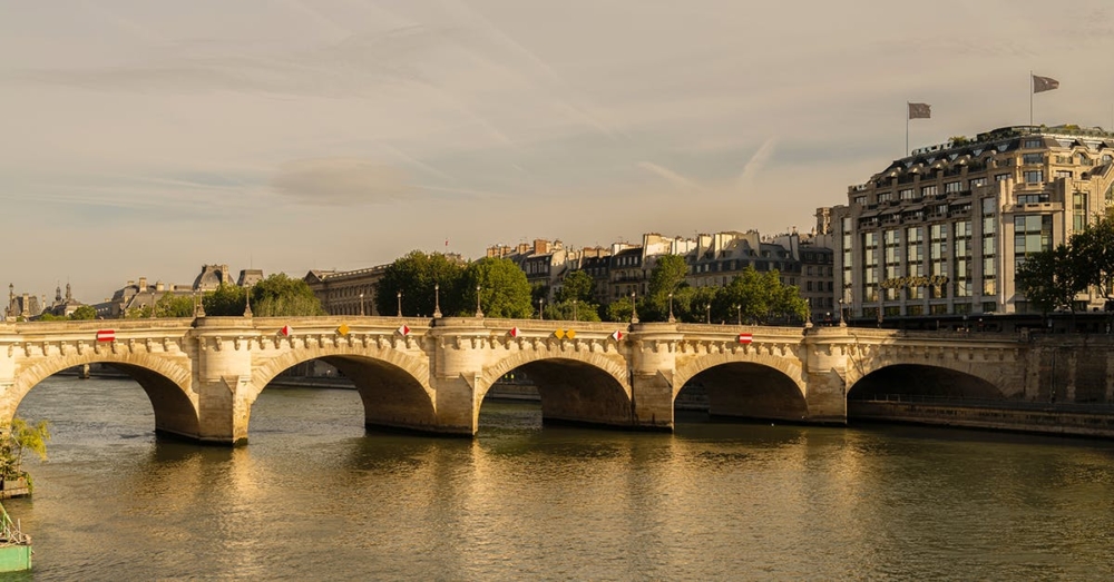 將神秘奢華的外表和熱門旅遊景點盡收