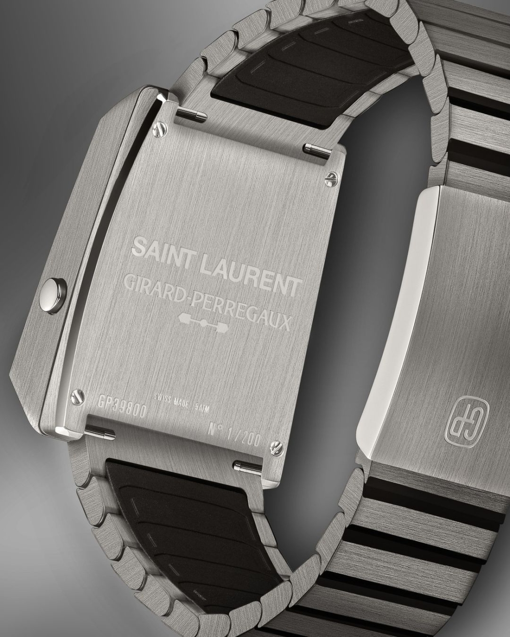 錶背刻上Saint Laurent和Girard-Perregaux字樣，獨特又精緻