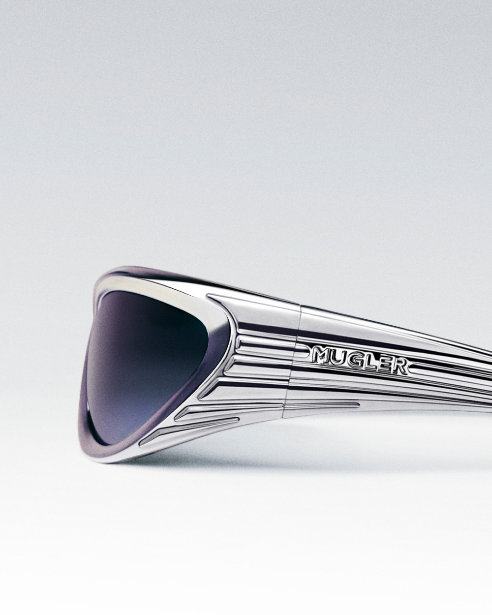 Gentle Monster × Mugler聯名Spiral 02-CS1,現代感鉻銀色鏡框搭配灰色鏡面鏡片,增添時尚魅力